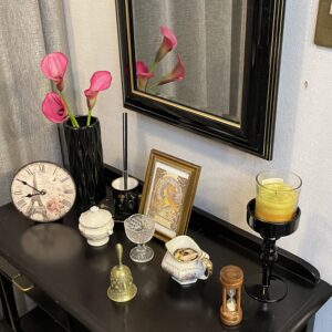 インテリアミラー仏壇「鏡壇ミラリエ」「鏡壇ミロワ」に10月28日の誕生花の「紫のカラー（阿蘭陀海芋）」を飾ってみました。