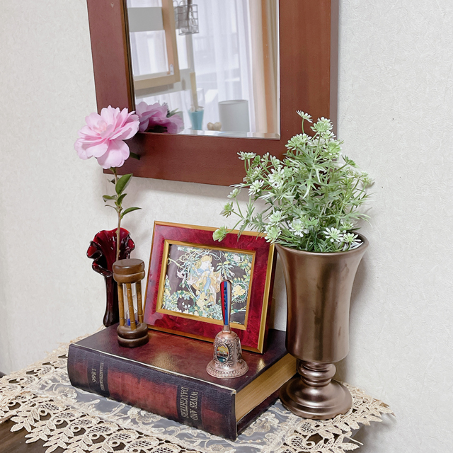 壁掛け仏壇「鏡壇ミラリエ」「鏡壇ミロワ」に今日（12/29）の誕生花の「サザンカ（山茶花）」 を飾ってみました。