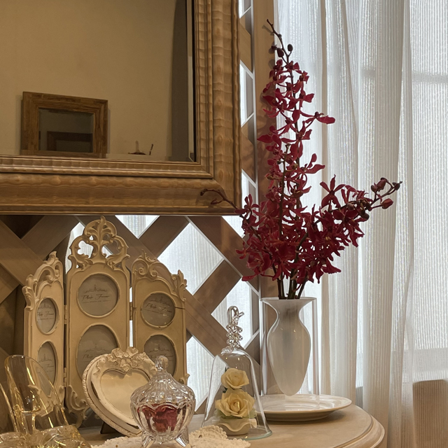 インテリア仏壇「鏡壇ミラリエ」「鏡壇ミロワ」に今日（1/12）の誕生花の「モカラ（ラン／蘭）」 を飾ってみました。