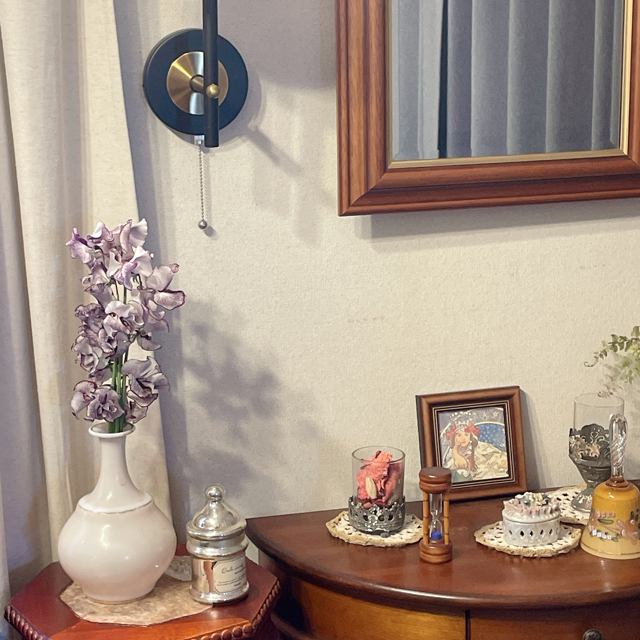インテリア仏壇「鏡壇ミラリエ」「鏡壇ミロワ」に今日（3/30）の誕生花の「スイートピー（麝香豌豆）」 を飾ってみました。
