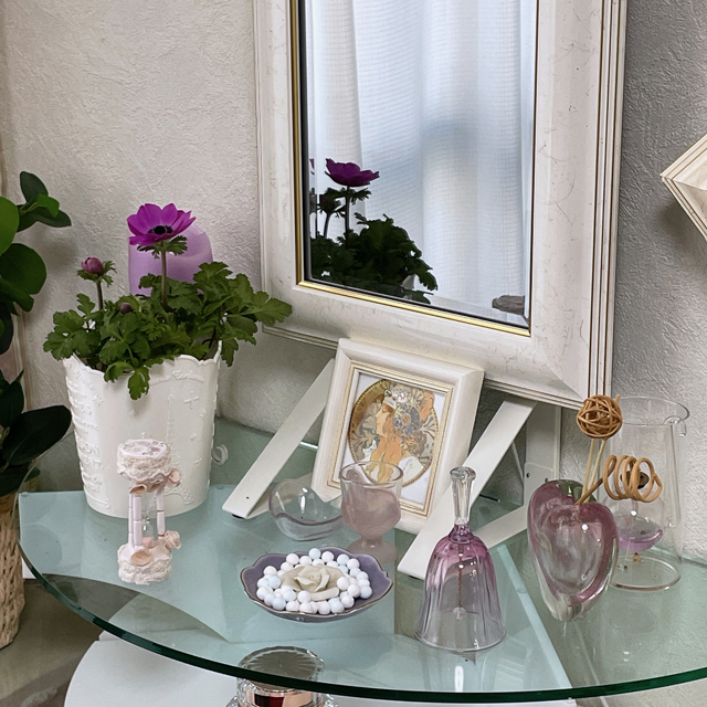 インテリア仏壇「鏡壇ミラリエ」「鏡壇ミロワ」に今日（4/13）の誕生花の「アネモネ（牡丹一華）」 を飾ってみました。