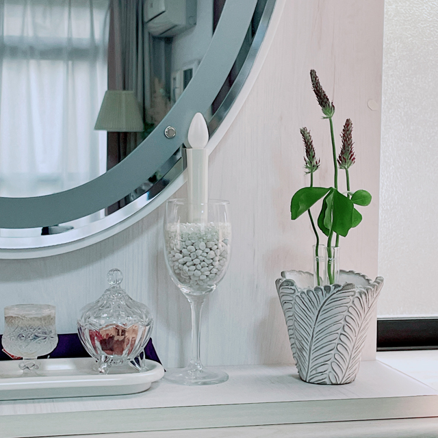 インテリア仏壇「鏡壇ミラリエ」「鏡壇ミロワ」に今日（4/20）の誕生花の「ストロベリーキャンドル（紅花詰草）」 を飾ってみました。