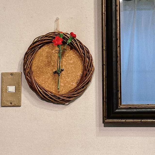 インテリア仏壇「鏡壇ミラリエ」「鏡壇ミロワ」に今日（5/12）の誕生花の「赤いカーネーション（麝香撫子）」 を飾ってみました。
