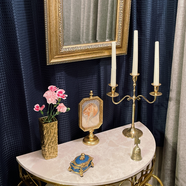 インテリア仏壇「鏡壇ミラリエ」「鏡壇ミロワ」に今日（5/15）の誕生花の「ピンクのカーネーション（麝香撫子）」 を飾ってみました。