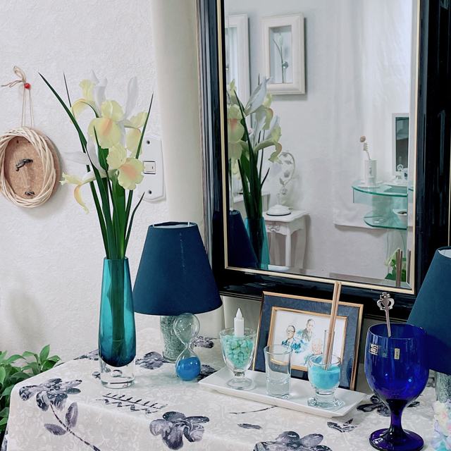 インテリア仏壇「鏡壇ミラリエ」「鏡壇ミロワ」に今日（5/6）の誕生花の「アイリス（オランダアヤメ/阿蘭陀菖蒲）」 を飾ってみました。