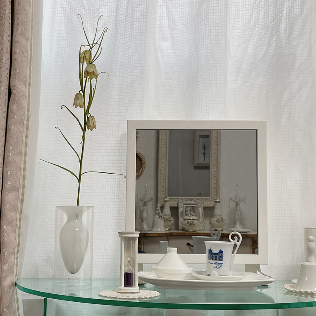 インテリア仏壇「鏡壇ミラリエ」「鏡壇ミロワ」に今日（5/11）の誕生花の「アミガサユリ（編笠百合）」 を飾ってみました。