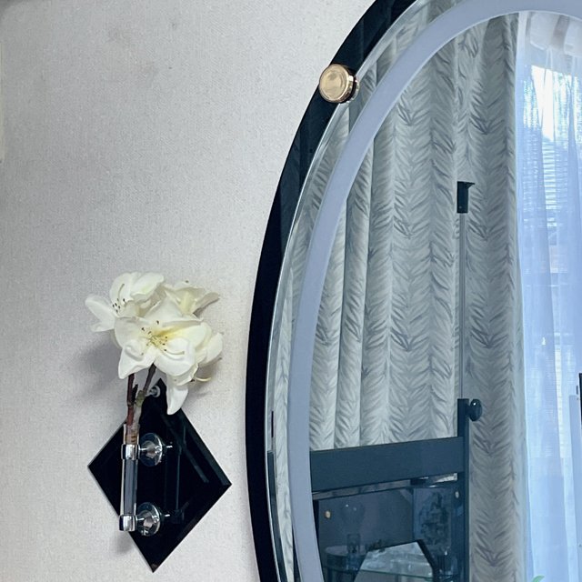 インテリア仏壇「鏡壇ミラリエ」「鏡壇ミロワ」に今日（5/10）の誕生花の「シャクナゲ（石楠花）」 を飾ってみました。