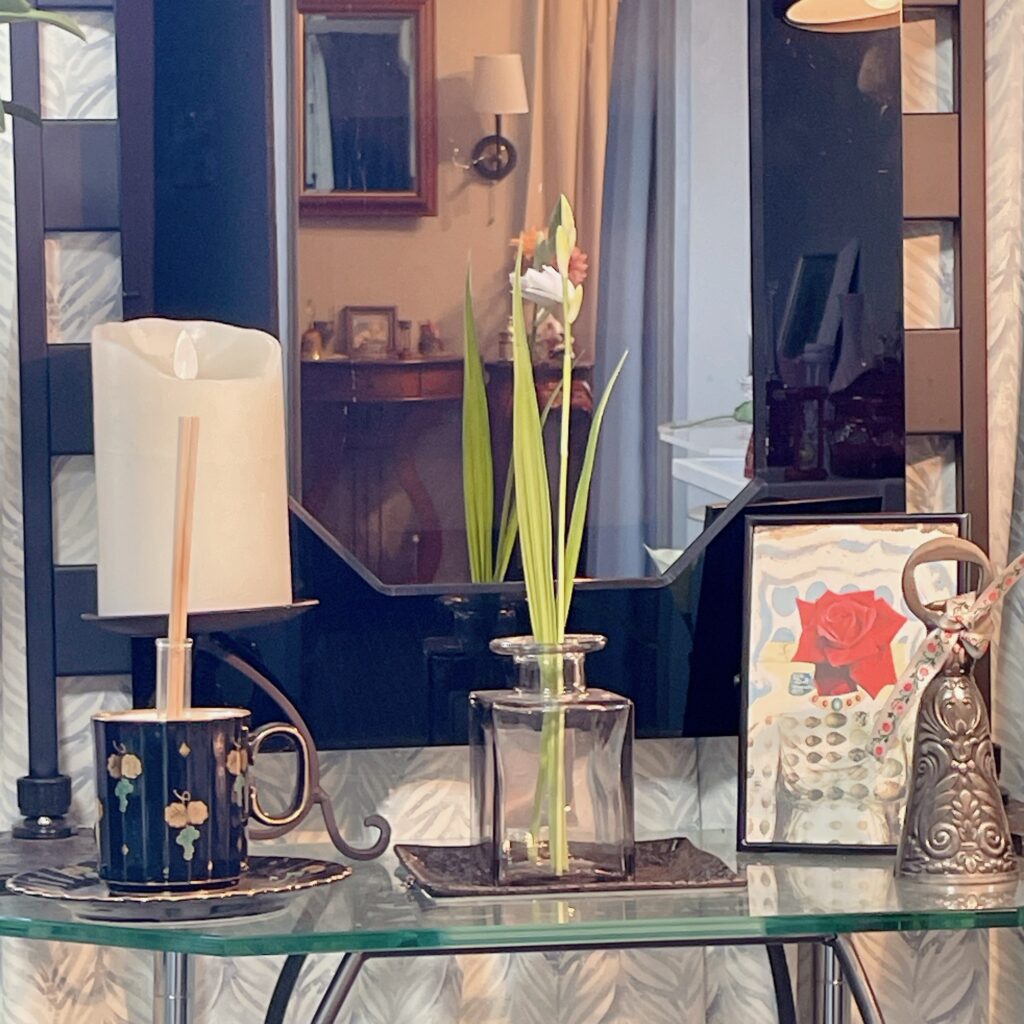インテリア仏壇「鏡壇ミラリエ」「鏡壇ミロワ」に今日（5/14）の誕生花の「シロバナシラン（白花紫蘭）」 を飾ってみました。