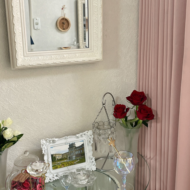 インテリア仏壇「鏡壇ミラリエ」「鏡壇ミロワ」に今日（6/4）の誕生花の「赤いバラ（薔薇）」 を飾ってみました。