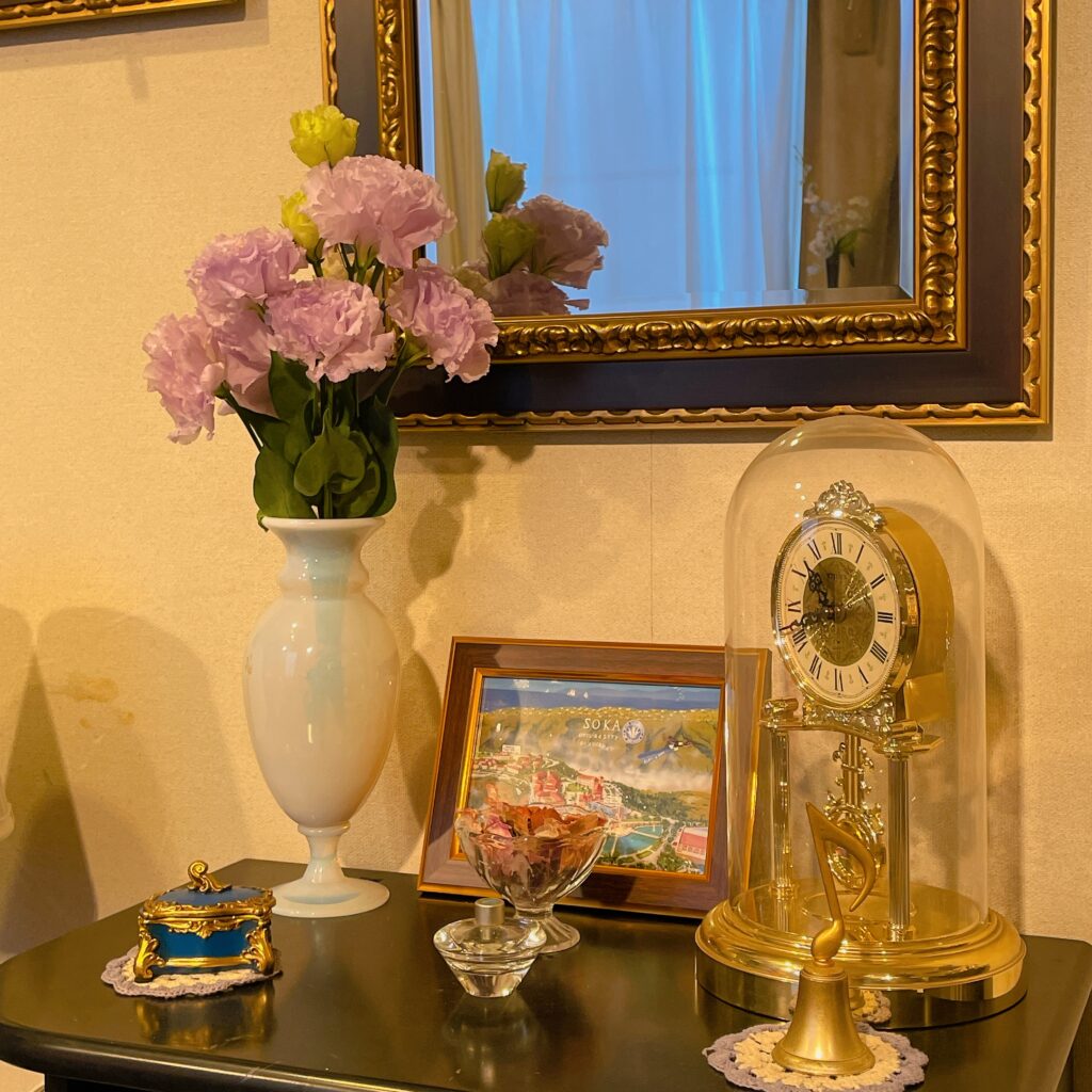 インテリア仏壇「鏡壇ミラリエ」「鏡壇ミロワ」に今日（6/13）の誕生花の「トルコキキョウ（ユーストマ／土耳古桔梗）」 を飾ってみました。