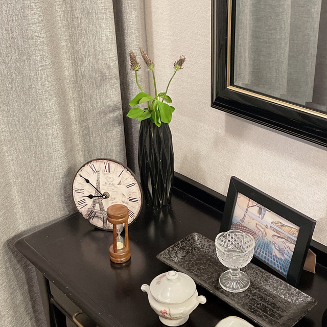 インテリア仏壇「鏡壇ミラリエ」「鏡壇ミロワ」に今日（6/22）の誕生花の「ストロベリーキャンドル（紅花詰草）」 を飾ってみました。