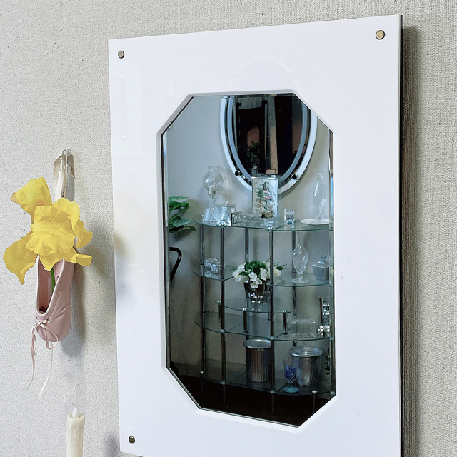 インテリア仏壇「鏡壇ミラリエ」「鏡壇ミロワ」に今日（6/24）の誕生花の「キショウブ（黄菖蒲）」 を飾ってみました。