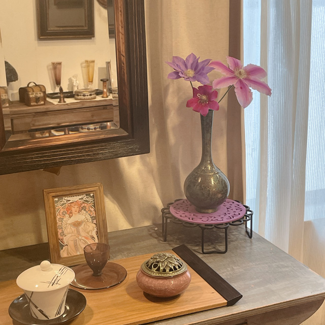 インテリア仏壇「鏡壇ミラリエ」「鏡壇ミロワ」に今日（6/5）の誕生花の「クレマチス（鉄線）」 を飾ってみました。
