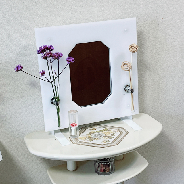 インテリア仏壇「鏡壇ミラリエ」「鏡壇ミロワ」に今日（6/27）の誕生花の「バーベナ・ボナリエンシス（柳花笠）」 を飾ってみました。