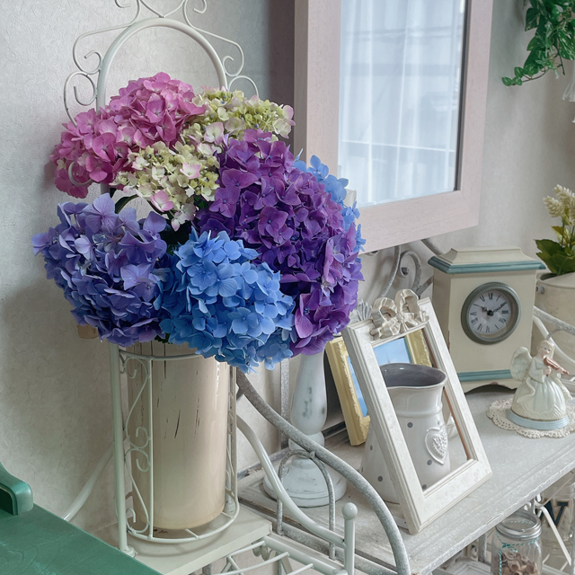 インテリア仏壇「鏡壇ミラリエ」「鏡壇ミロワ」に今日（6/17）の誕生花の「アジサイ（紫陽花）」 を飾ってみました。