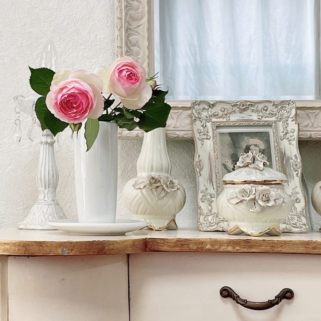 インテリア仏壇「鏡壇ミラリエ」「鏡壇ミロワ」に今日（7/3）の誕生花の「ピンクのバラ（薔薇）」 を飾ってみました。