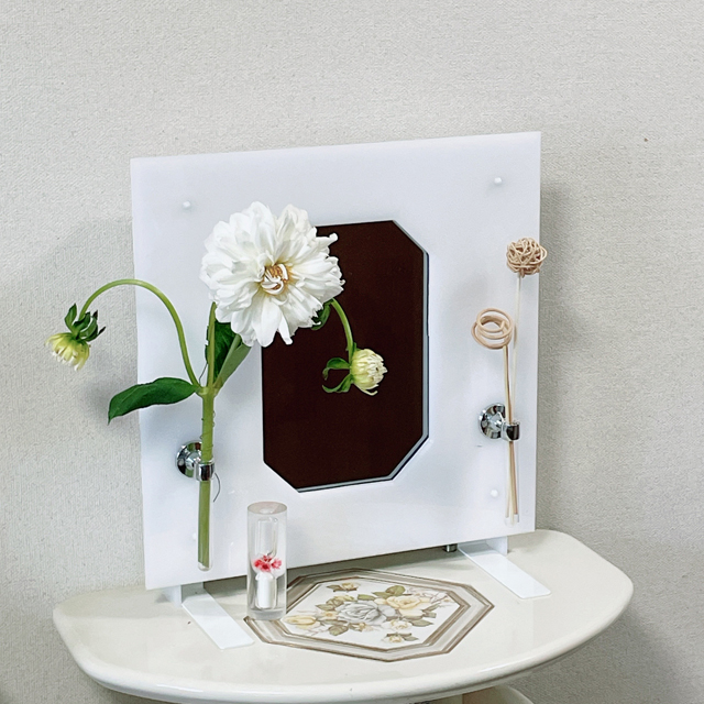 インテリア仏壇「鏡壇ミラリエ」「鏡壇ミロワ」に今日（7/29）の誕生花の「ダリア（天竺牡丹）」 を飾ってみました。