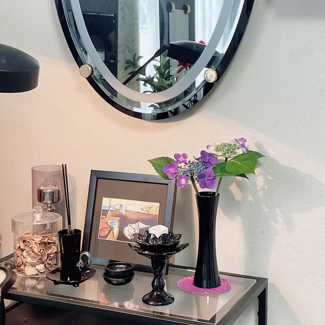 インテリア仏壇「鏡壇ミラリエ」「鏡壇ミロワ」に今日（7/13）の誕生花の「ガクアジサイ（額紫陽花）」 を飾ってみました。