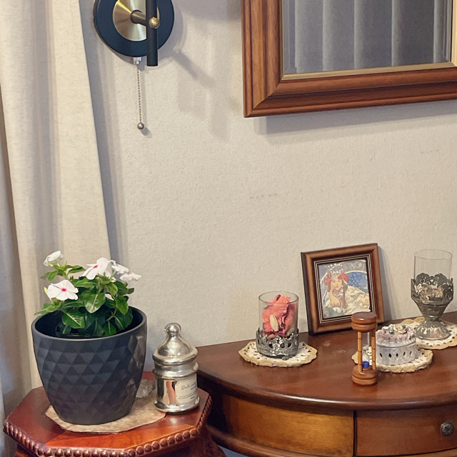 インテリア仏壇「鏡壇ミラリエ」「鏡壇ミロワ」に今日（7/8）の誕生花の「白いビンカ（日々草）」 を飾ってみました。