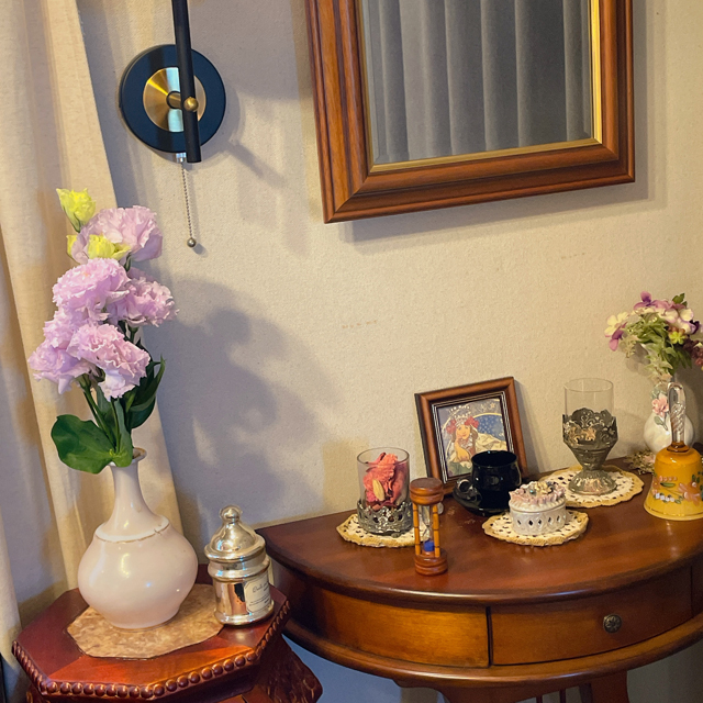 インテリア仏壇「鏡壇ミラリエ」「鏡壇ミロワ」に今日（8/14）の誕生花の「トルコキキョウ（ユーストマ／土耳古桔梗）」 を飾ってみました。