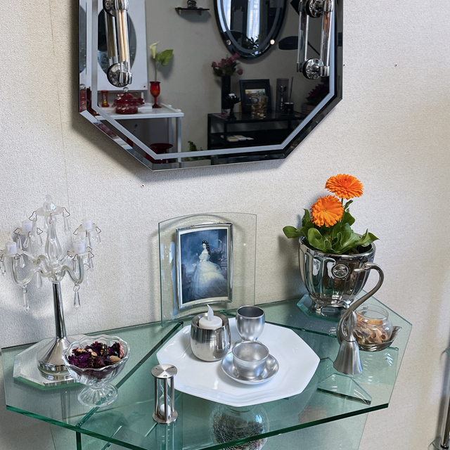 インテリア仏壇「鏡壇ミラリエ」「鏡壇ミロワ」に今日（8/29）の誕生花の「キンセンカ（金盞花）」 を飾ってみました。