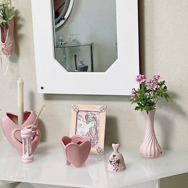 インテリア仏壇「鏡壇ミラリエ」「鏡壇ミロワ」に今日（8/28）の誕生花の「ピンクのゼラニウム（天竺葵）」 を飾ってみました。