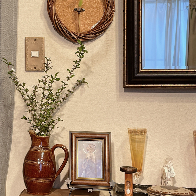 インテリア仏壇「鏡壇ミラリエ」「鏡壇ミロワ」に今日（8/11）の誕生花の「ハクチョウゲ（白丁花）」 を飾ってみました。