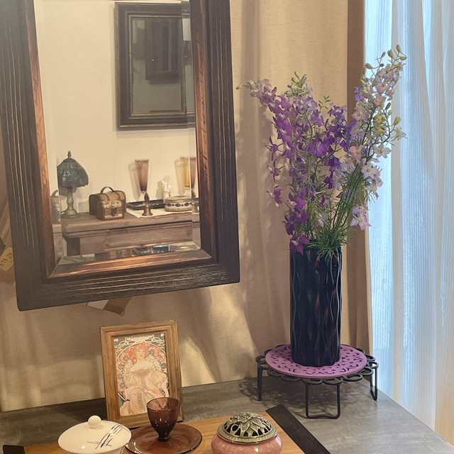インテリア仏壇「鏡壇ミラリエ」「鏡壇ミロワ」に今日（8/9）の誕生花の「デルフィニウム（大飛燕草）」 を飾ってみました。