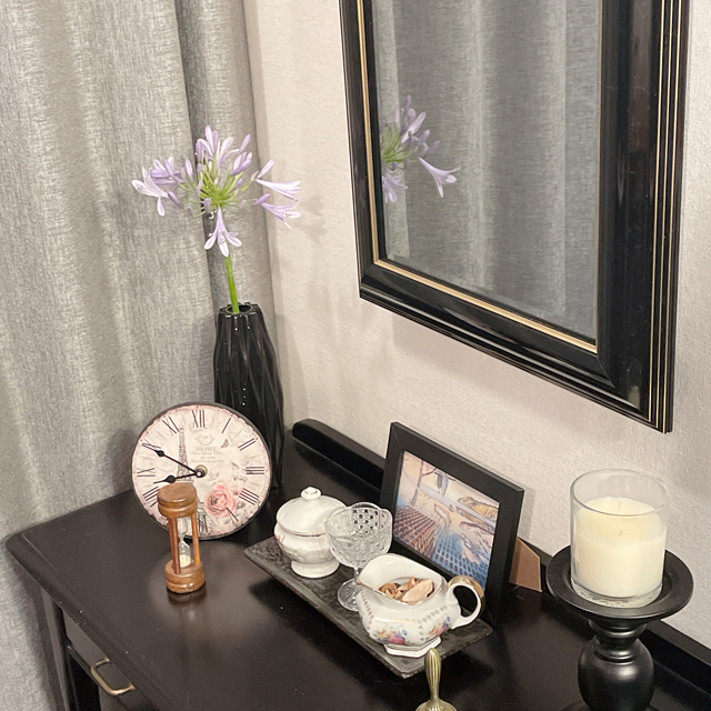 インテリア仏壇「鏡壇ミラリエ」「鏡壇ミロワ」に今日（8/22）の誕生花の「アガパンサス（紫君子蘭）」 を飾ってみました。