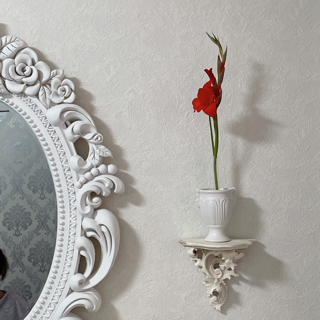インテリア仏壇「鏡壇ミラリエ」「鏡壇ミロワ」に今日（8/19）の誕生花の「グラジオラス（唐菖蒲）」 を飾ってみました。