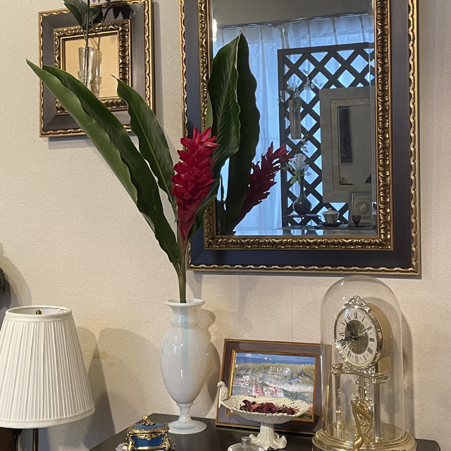 インテリア仏壇「鏡壇ミラリエ」「鏡壇ミロワ」に今日（8/16）の誕生花の「レッドジンジャー（赤穂月桃）」 を飾ってみました。