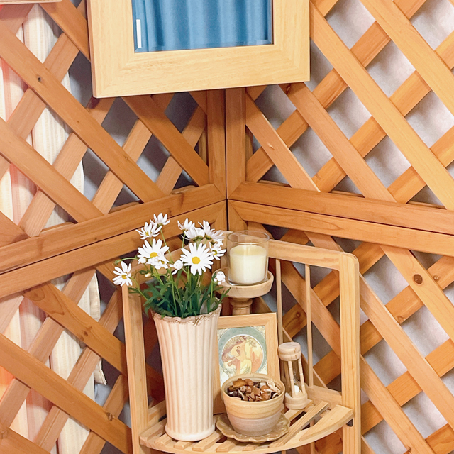 インテリア仏壇「鏡壇ミラリエ」「鏡壇ミロワ」に今日（9/7）の誕生花の「マーガレット（木春菊）」 を飾ってみました。