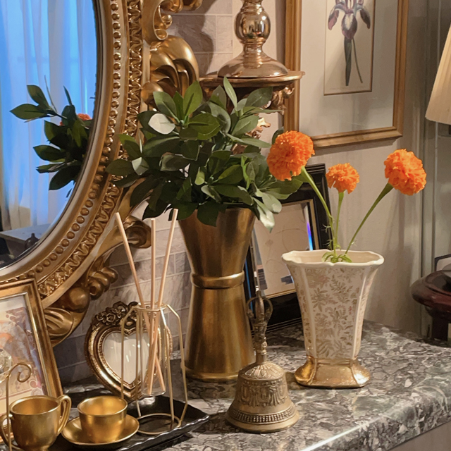 インテリア仏壇「鏡壇ミラリエ」「鏡壇ミロワ」に今日（9/14）の誕生花の「マリーゴールド（千寿菊）」 を飾ってみました。