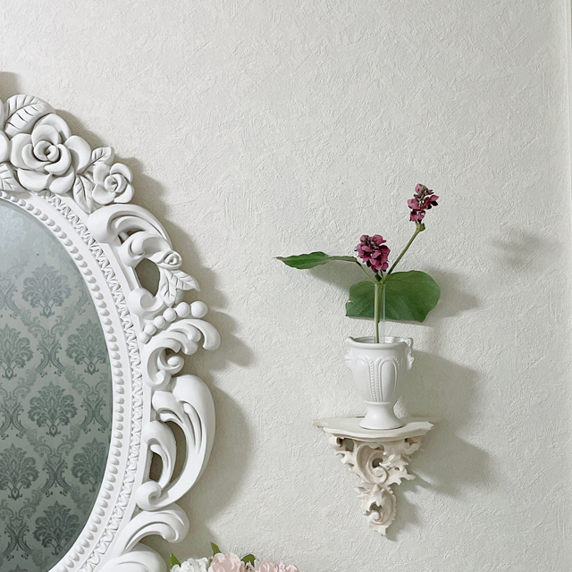 インテリア仏壇「鏡壇ミラリエ」「鏡壇ミロワ」に今日（9/21）の誕生花の「クズ（葛）」 を飾ってみました。