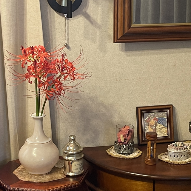 インテリア仏壇「鏡壇ミラリエ」「鏡壇ミロワ」に今日（9/23）の誕生花の「マンジュシャゲ（曼殊沙華／彼岸花）」 を飾ってみました。