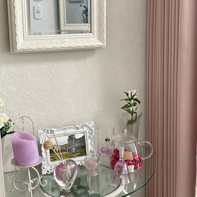 インテリア仏壇「鏡壇ミラリエ」「鏡壇ミロワ」に今日（9/18）の誕生花の「ピンクのビンカ（白いリンドウ（竜胆）」 を飾ってみました。
