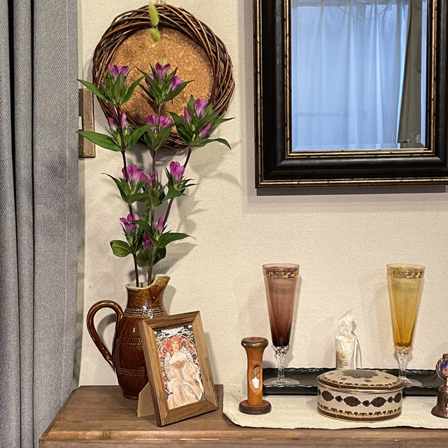 インテリア仏壇「鏡壇ミラリエ」「鏡壇ミロワ」に今日（9/13）の誕生花の「紫色のリンドウ（竜胆）」 を飾ってみました。