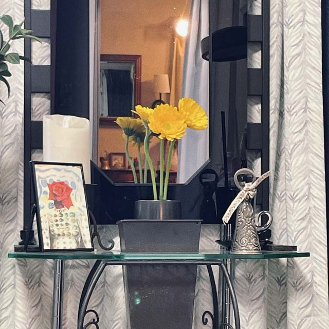 インテリア仏壇「鏡壇ミラリエ」「鏡壇ミロワ」に今日（10/12）の誕生花の「黄色のガーベラ（大千本槍）」 を飾ってみました。