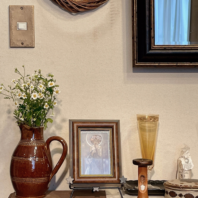 インテリア仏壇「鏡壇ミラリエ」「鏡壇ミロワ」に今日（10/21）の誕生花の「マトリカリア（夏白菊）」 を飾ってみました。
