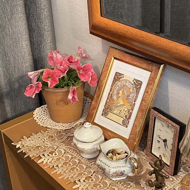 インテリア仏壇「鏡壇ミラリエ」「鏡壇ミロワ」に今日（10/18）の誕生花の「ピンクのサフィニア（ペチュニア／衝羽根朝顔）」 を飾ってみました。