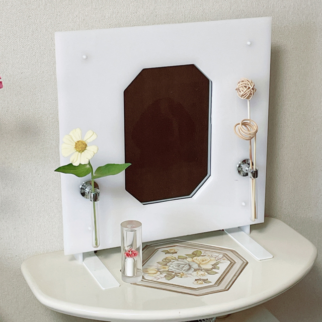 インテリア仏壇「鏡壇ミラリエ」「鏡壇ミロワ」に今日（10/3）の誕生花の「ジニア（百日草）」 を飾ってみました。