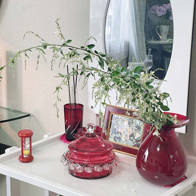 インテリア仏壇「鏡壇ミラリエ」「鏡壇ミロワ」に今日（10/15）の誕生花の「ハギ（萩）」 を飾ってみました。
