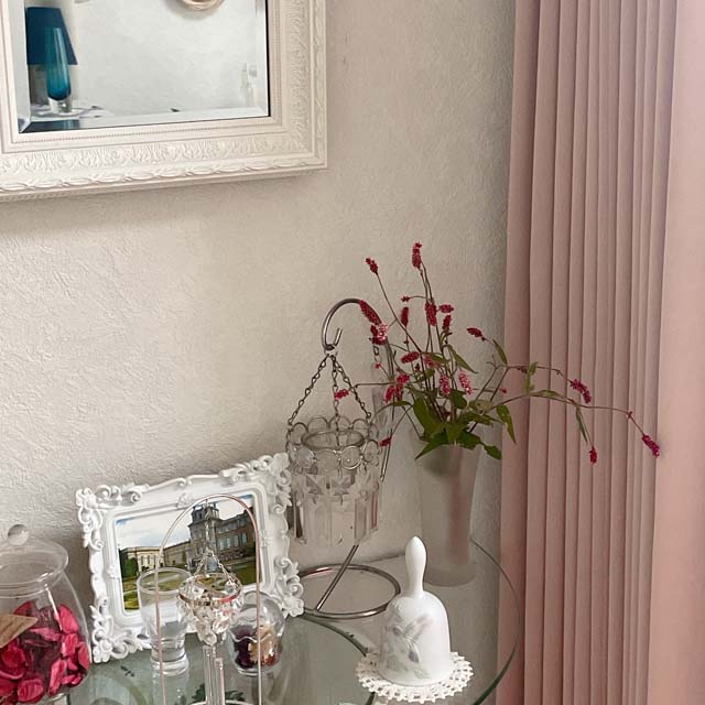 インテリア仏壇「鏡壇ミラリエ」「鏡壇ミロワ」に今日（10/19）の誕生花の「オオケタデ（大毛蓼）」 を飾ってみました。