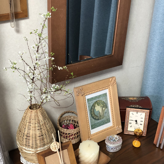 インテリア仏壇「鏡壇ミラリエ」「鏡壇ミロワ」に今日（11/19）の誕生花の「ポインセチア（猩々木）」 を飾ってみました。