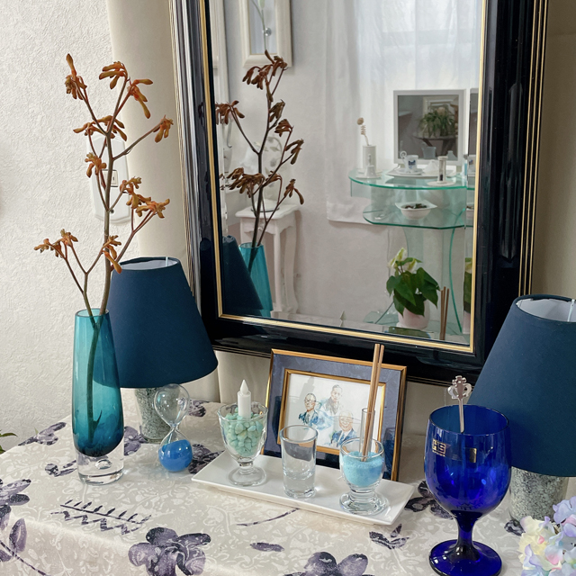 インテリア仏壇「鏡壇ミラリエ」「鏡壇ミロワ」に今日（11/1）の誕生花の「カンガルーポー（アニゴザントス）」 を飾ってみました。