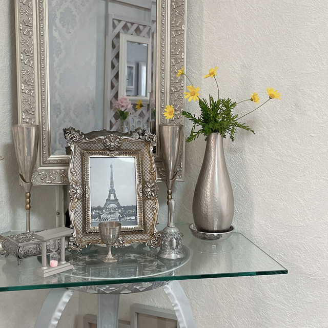インテリア仏壇「鏡壇ミラリエ」「鏡壇ミロワ」に今日（11/7）の誕生花の「ユリオプスデージー（グレイリーブドユリオプス／マーガレットコスモス）」 を飾ってみました。