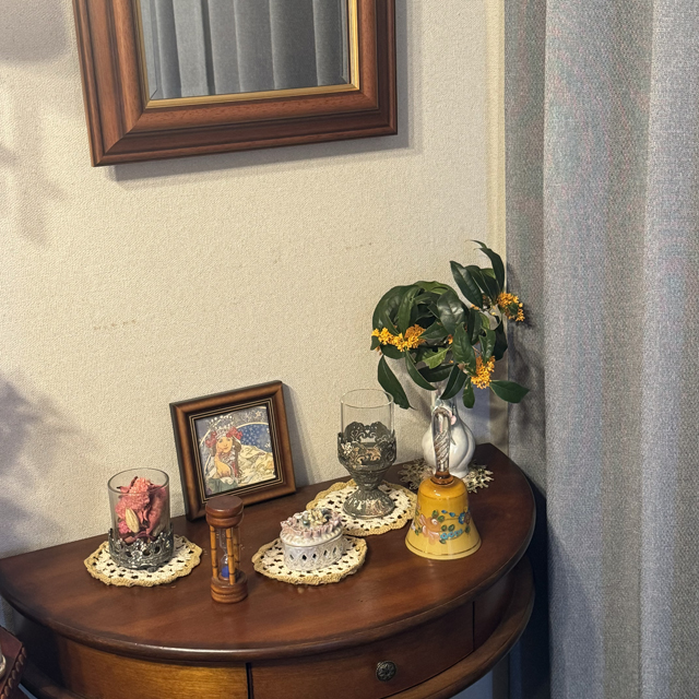 インテリア仏壇「鏡壇ミラリエ」「鏡壇ミロワ」に今日（11/25）の誕生花の「キンモクセイ（金木犀）」 を飾ってみました。