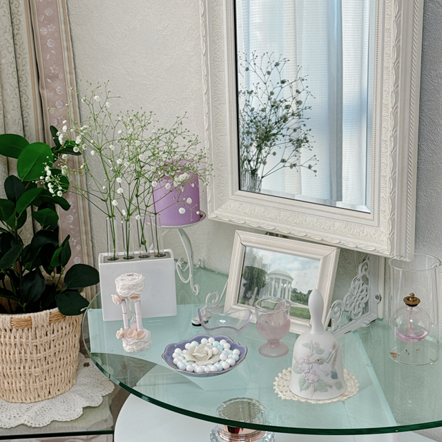 インテリア仏壇「鏡壇ミラリエ」「鏡壇ミロワ」に今日（11/30）の誕生花の「白いカスミソウ（霞草）」 を飾ってみました。