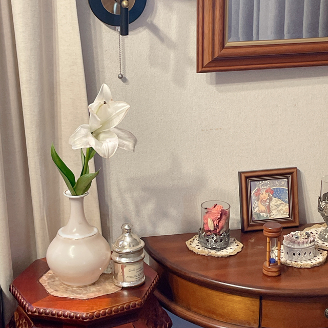 インテリア仏壇「鏡壇ミラリエ」「鏡壇ミロワ」に今日（12/27）の誕生花の「テッポウユリ（イースターリリー／鉄砲百合）」 を飾ってみました。
