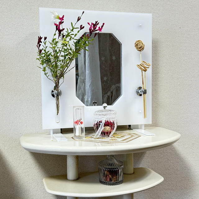 インテリア仏壇「鏡壇ミラリエ」「鏡壇ミロワ」に今日（12/18）の誕生花の「チェリーセージ（サルビア ミクロフィラ）」 を飾ってみました。